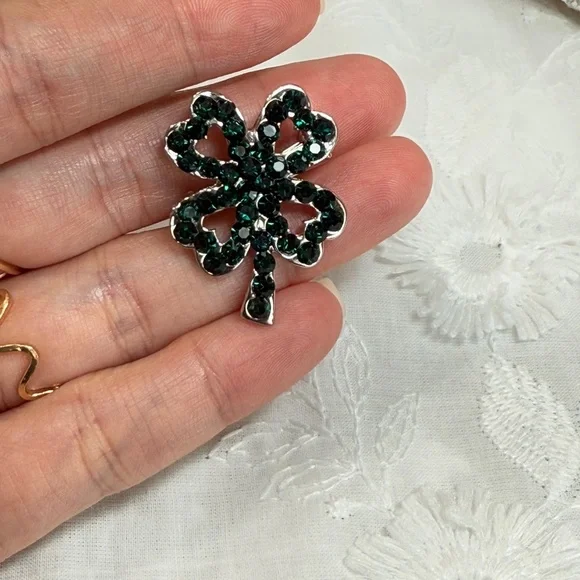 ⚜️ NEW | Elegant Green Clover Brooch 🍀 - Picture 4 of 5